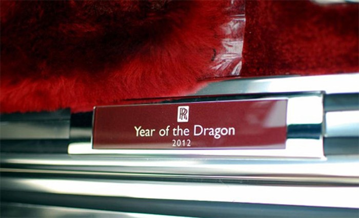 Dòng chữ "Year of the Dragon 2012" gắn trên bậc cửa cùng logo Rolls-Royce.